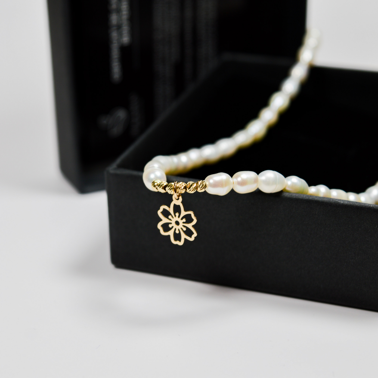 Colier perle la baza gatului si bilute din aur 14k 2.5mm cu pandativ floare din aur 14K [4]