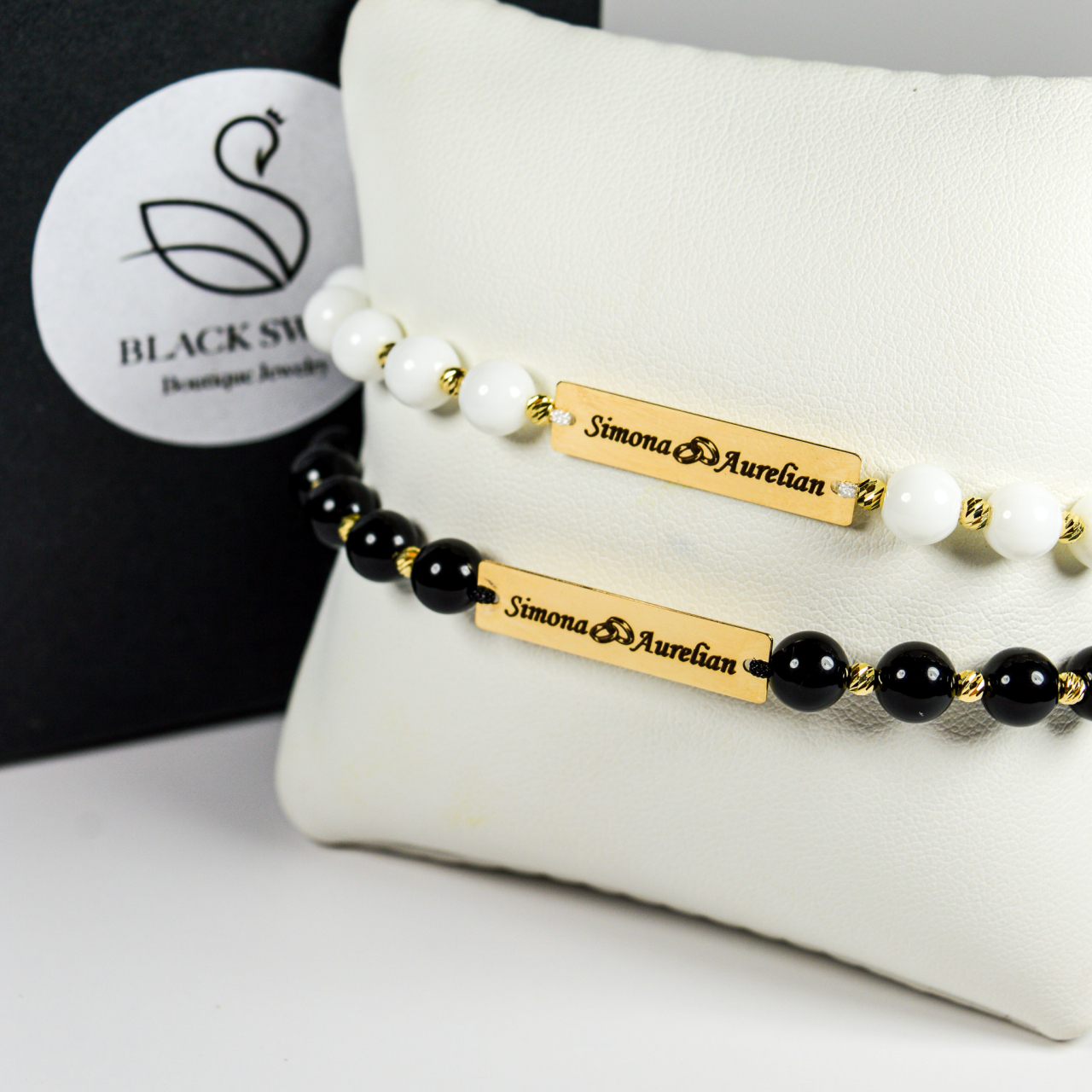 Set cadou cuplu - Bratari cu bilute din aur 14K, onyx si placuta din aur 14K gravata personalizat [5]