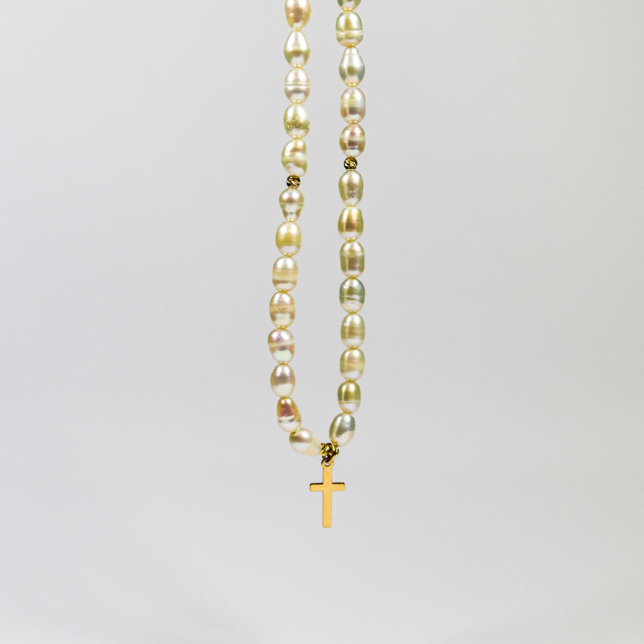Colier din perle la baza gatului, pandativ crucriulita din aur 14K si bilute din aur de 14K 2.5mm [4]