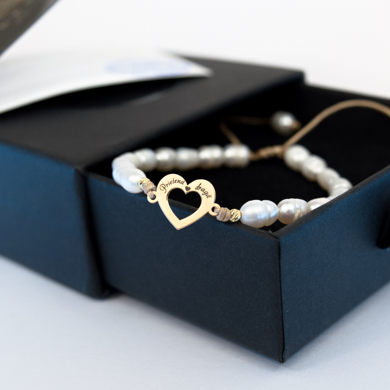 Bratara din perle de cultura si inima din aur 14K, bilute aur 2.5 mm - Gravat 'Prietenă Dragă' [2]