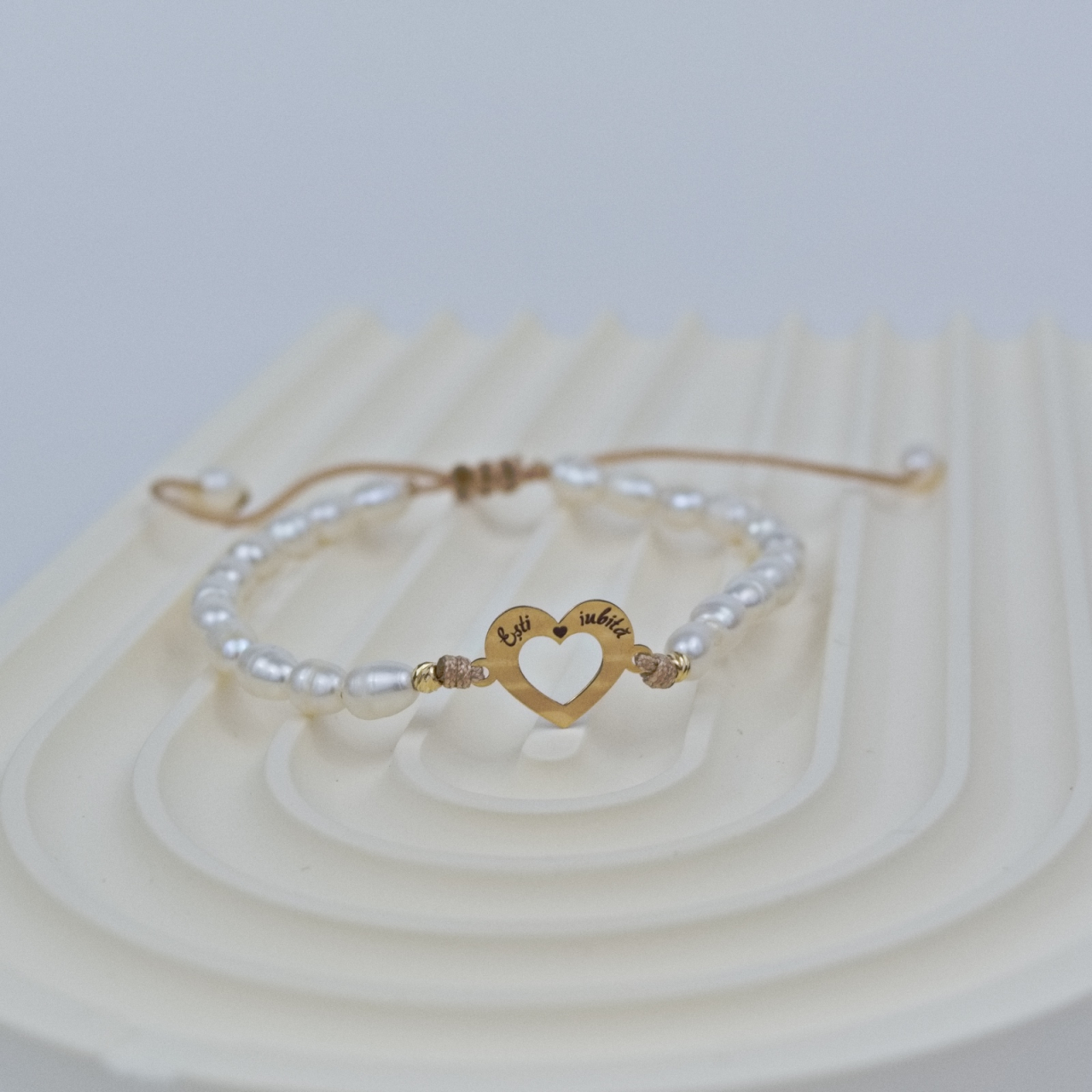 Bratara din perle naturale si inima din aur 14K, bilute aur 2.5 mm - Mesaj gravat  'Esti iubita!' [3]