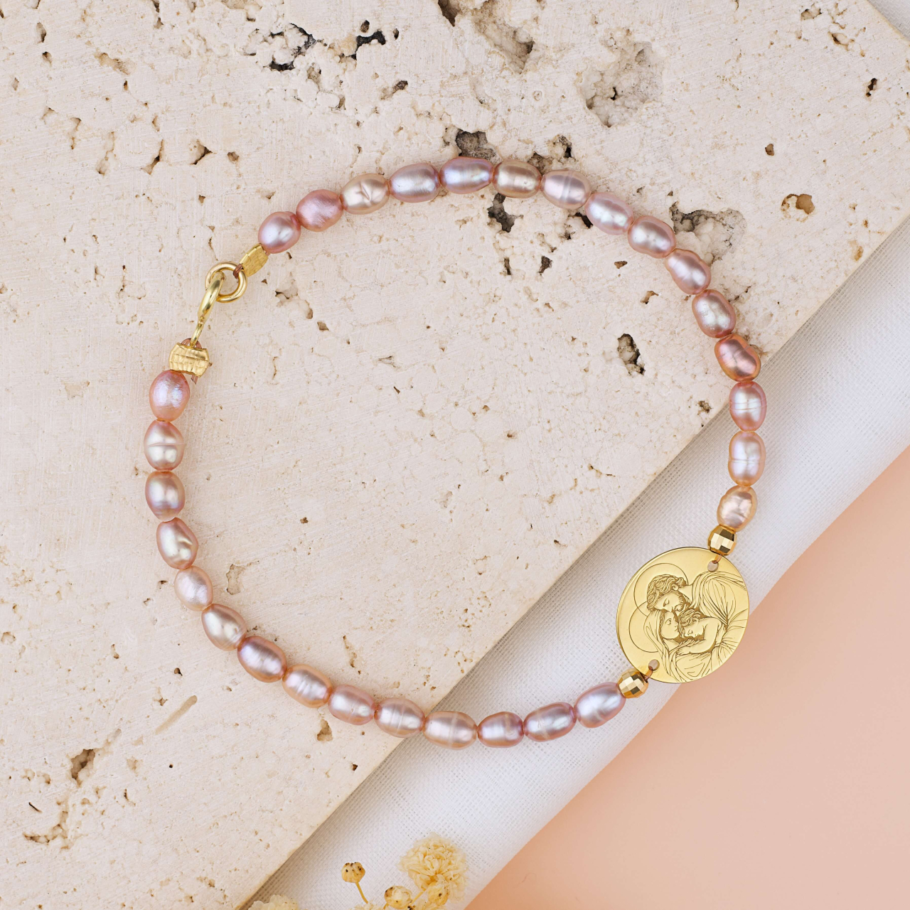 Bratara din perle roz si banut 18 mm gravat icoana Sfanta Familie din Argint 925 / Argint placat cu Aur 18K [2]