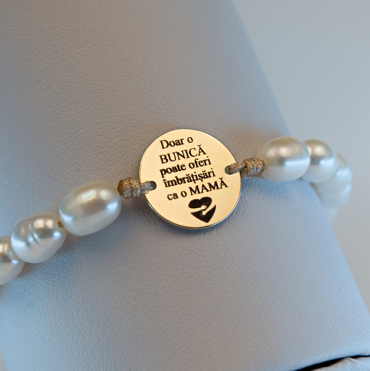 Bratara din perle si banut din aur 14K - 14mm - Mesaj gravat pentru bunica [2]