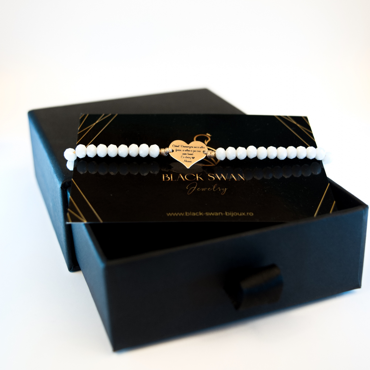Bratara hand made cu margele de sticla albe si inimioara din aur 14K - Mesaj gravat pentru fiica [3]