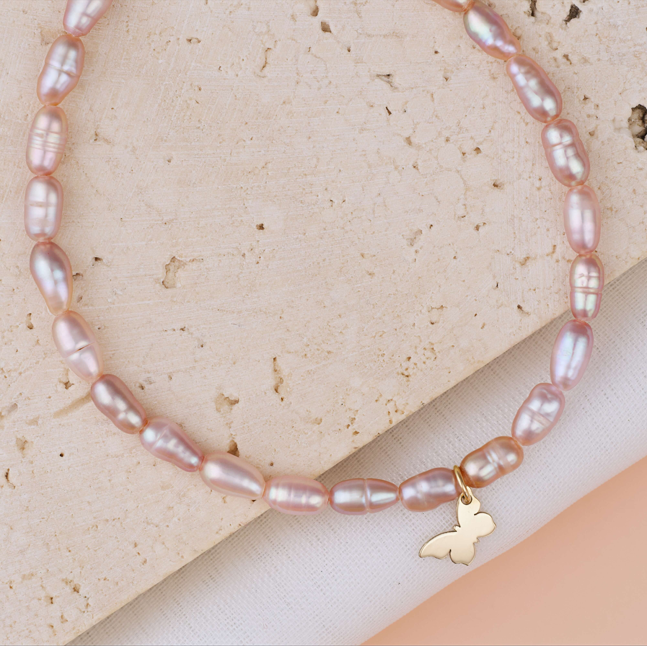 Bratara perle naturale nunata roz somon  3-5 mm si pandantiv / charm Fluturas din Aur 14K [2]
