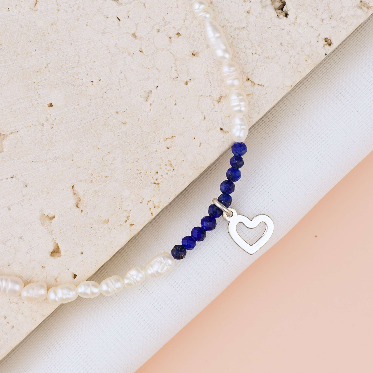 Bratara perle albe bob de orez si lapiz lazuli fatetate cu charm Inimioara din Argint / Argint placat cu Aur 18K [2]