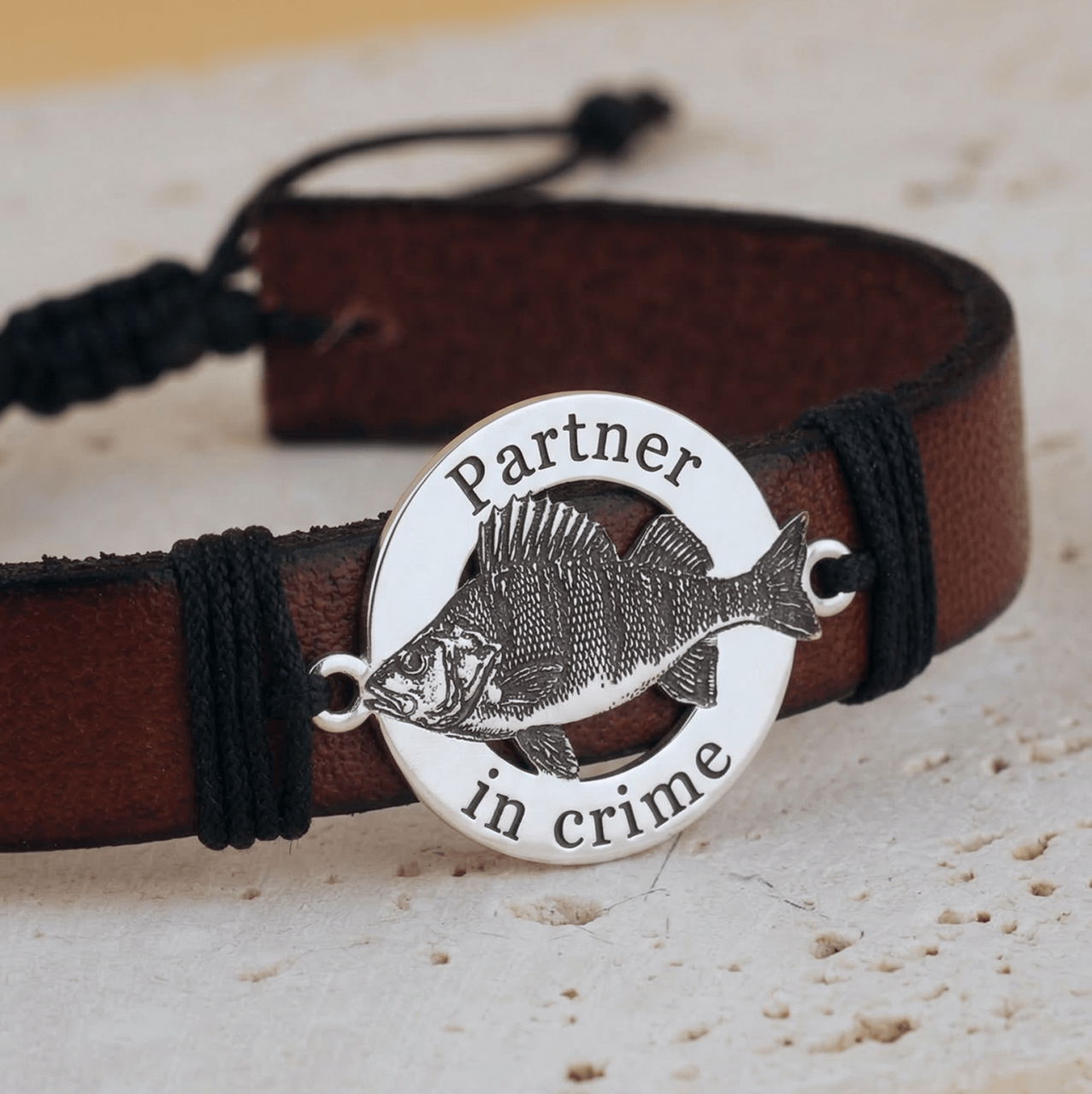 Bratara piele barbati cu banut Argint si Biban Gravat - Cadou Pescari Spining [2]