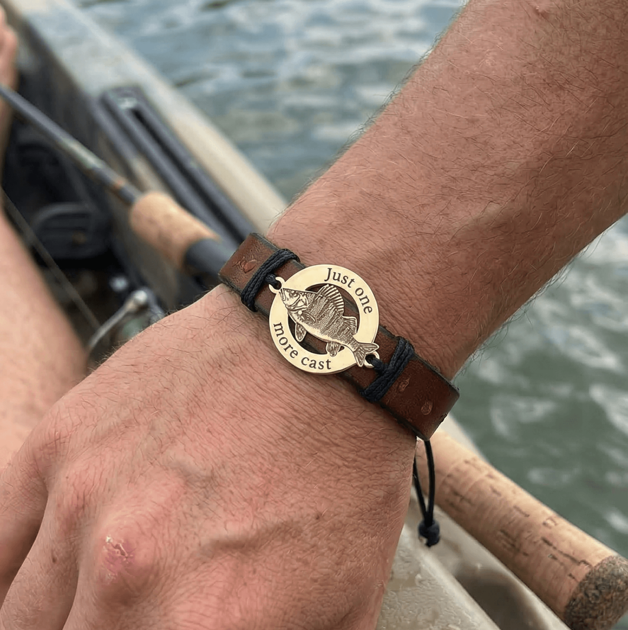 Bratara piele barbati cu banut Argint si Biban Gravat - Cadou Pescari Spining [3]