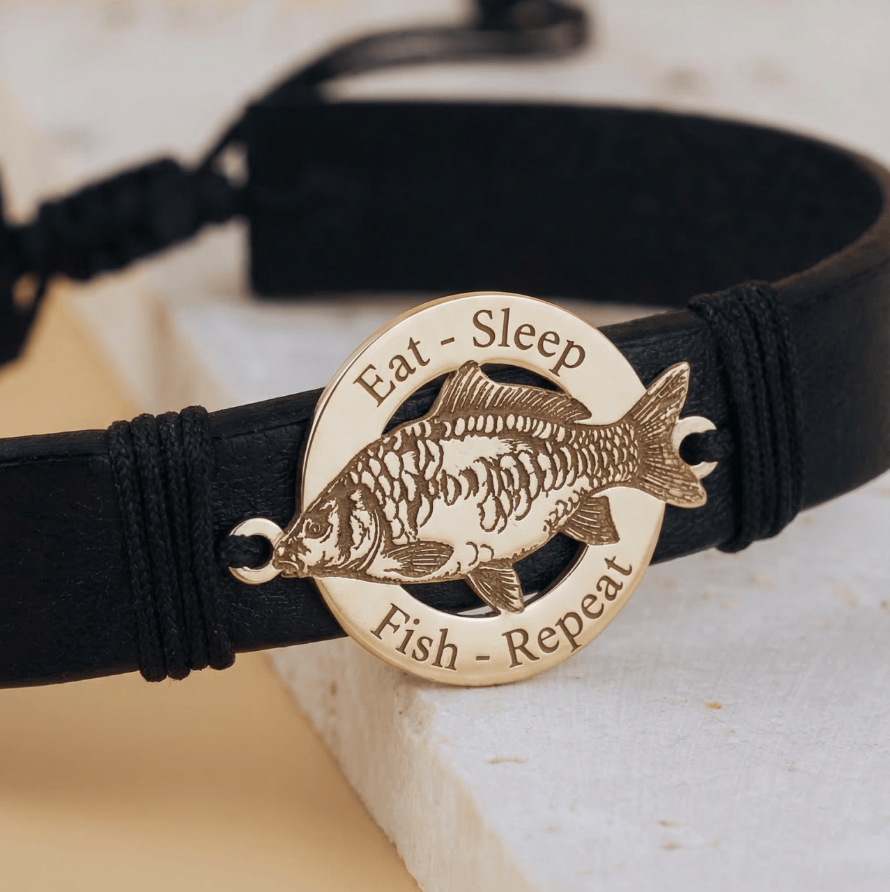 Bratara piele barbati cu banut Argint si Crap Oglinda Gravat - Cadou Pescari [3]