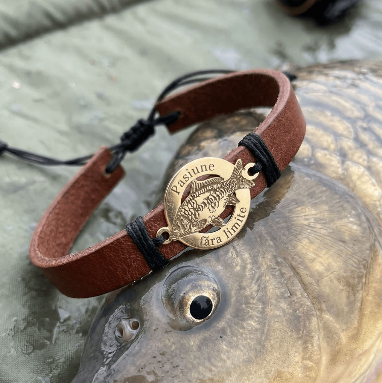 Bratara piele barbati cu banut Argint si Crap Oglinda Gravat - Cadou Pescari [4]