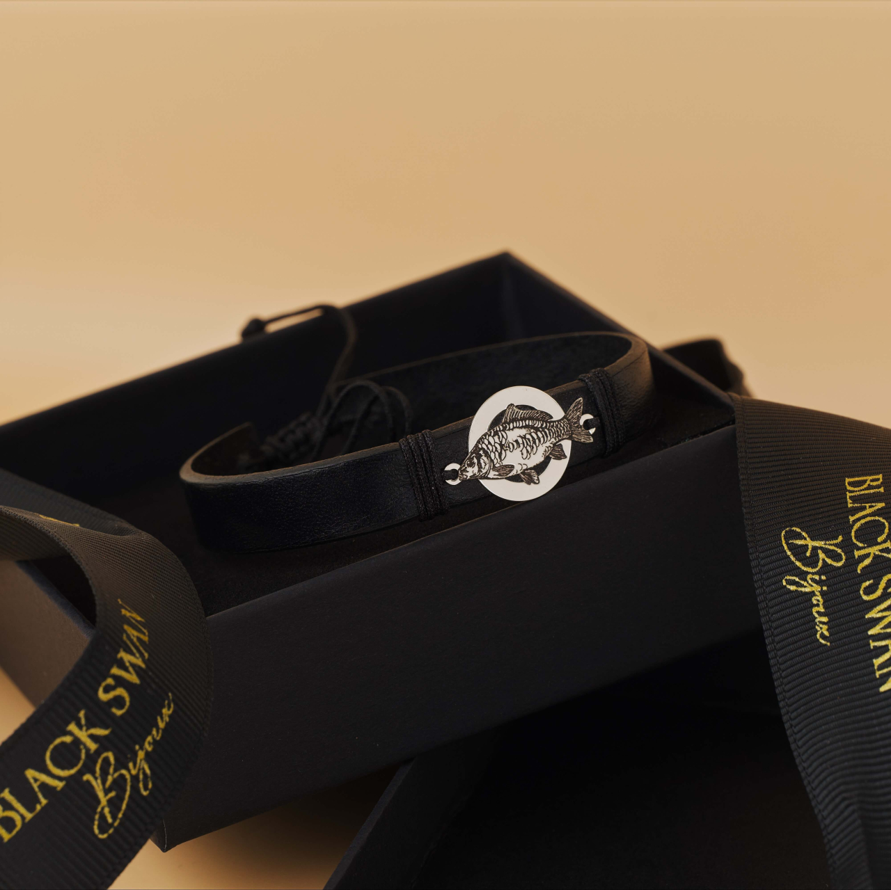 Bratara piele barbati cu banut Argint si Crap Oglinda Gravat - Cadou Pescari [6]