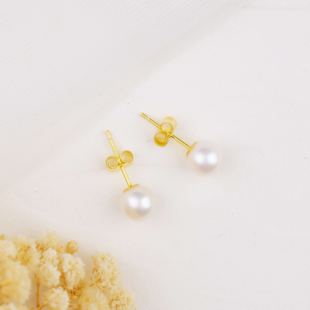 Cercei perle albe 6 mm din Argint placat cu Aur 18K [2]