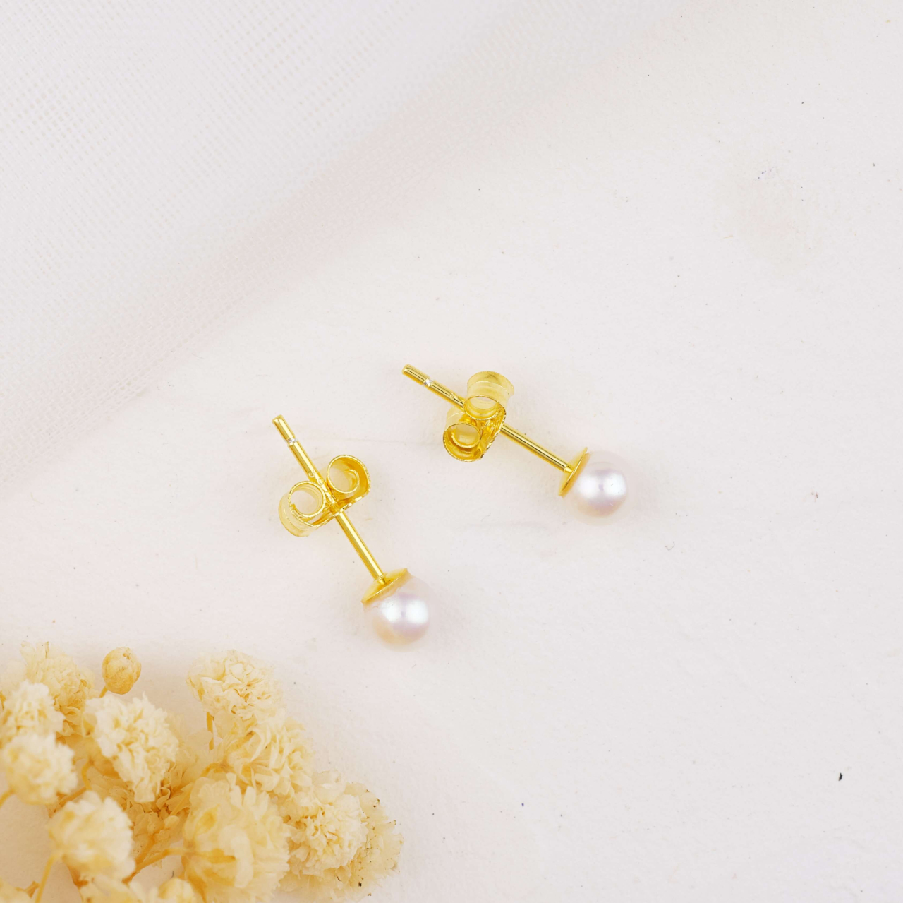 Cercei perle albe 4 mm din Argint placat cu Aur 18K [2]