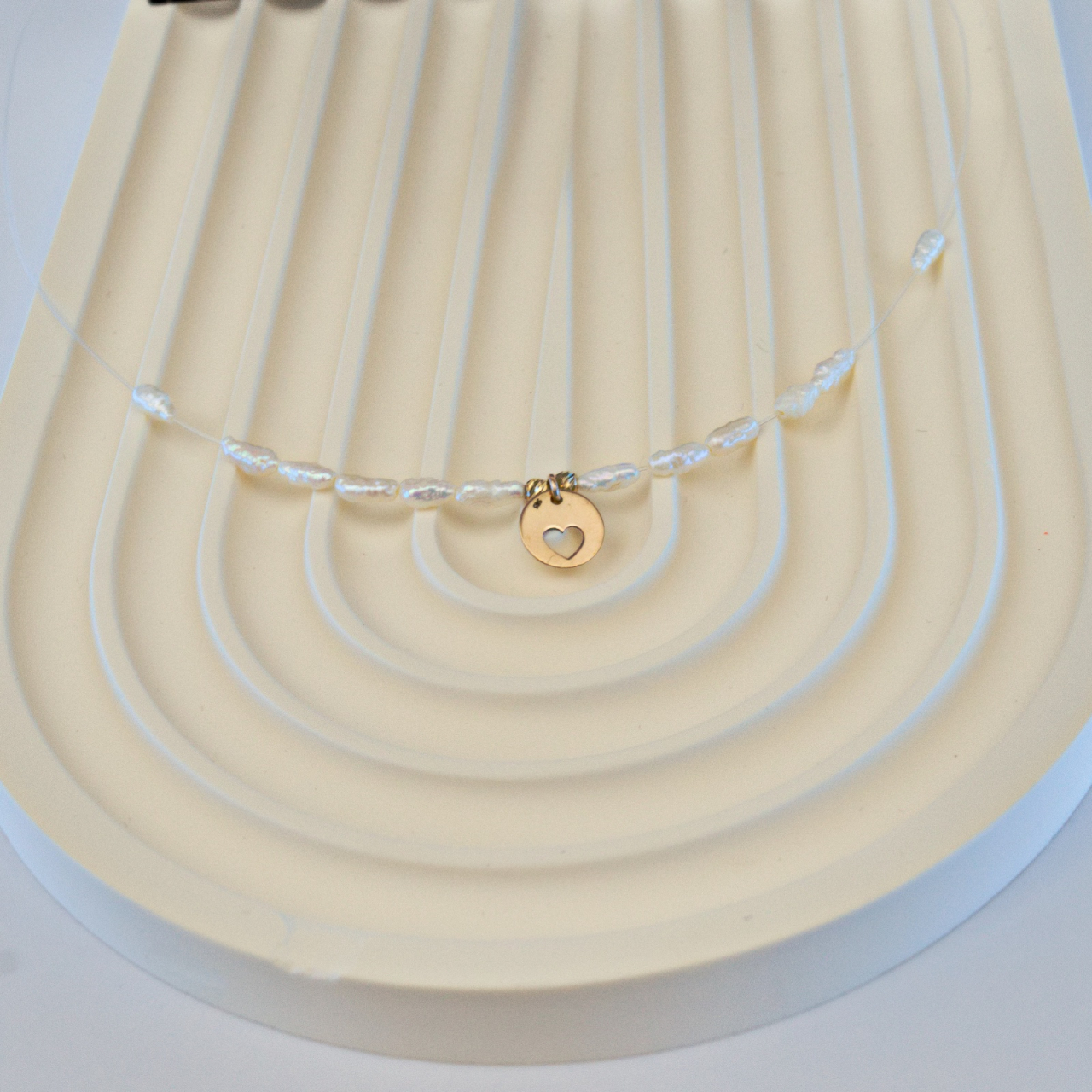 Colier cu fir transparent, perle de cultura si banut din aur 14k [2]