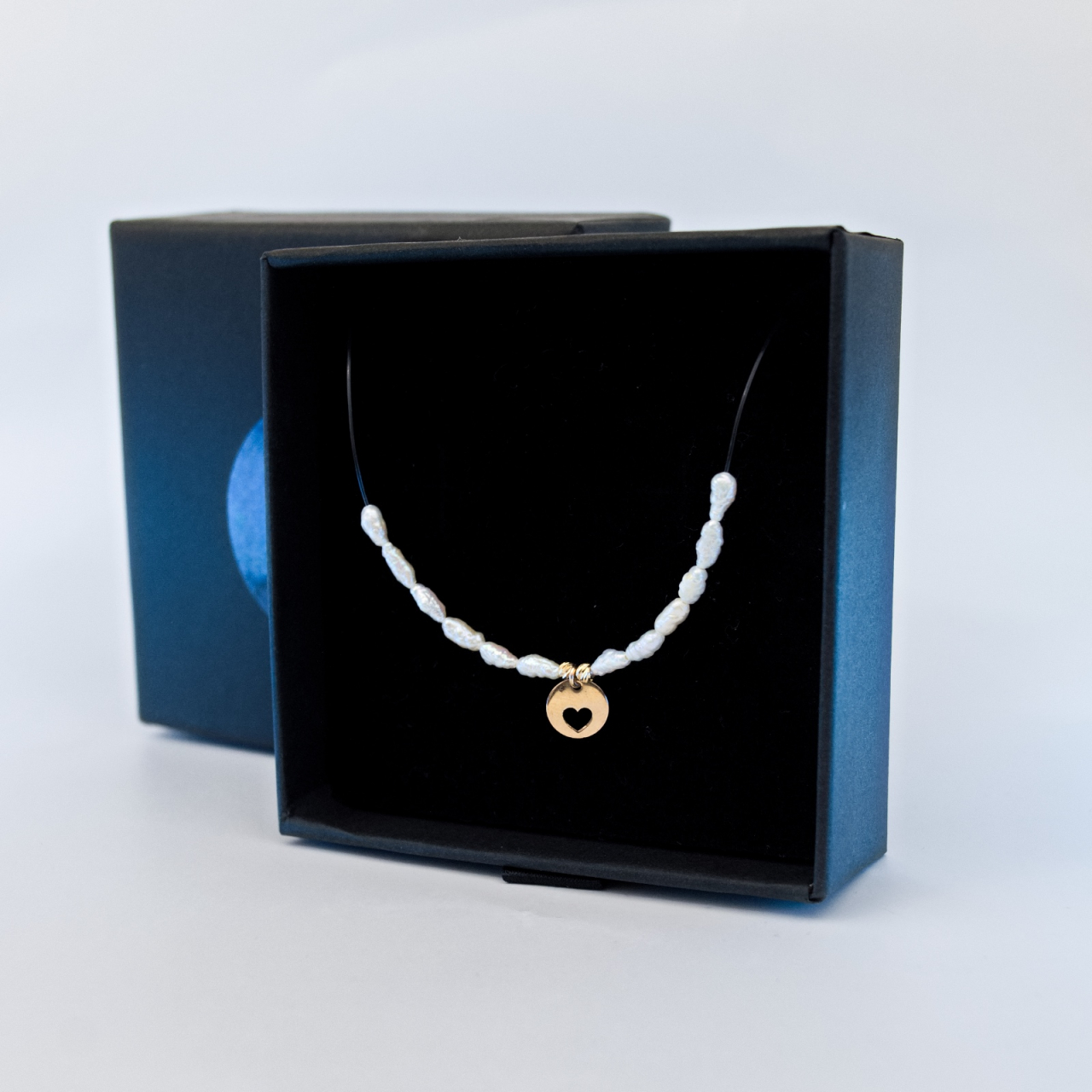 Colier cu fir transparent, perle de cultura si banut din aur 14k [5]