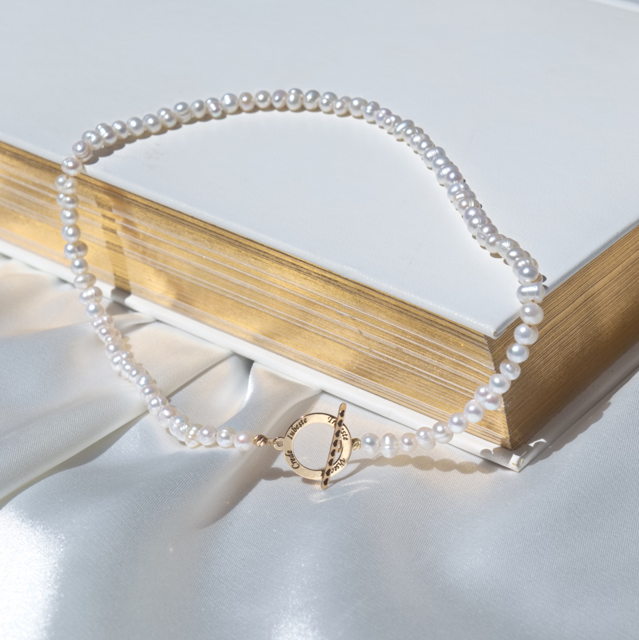 Colier din perle albe de cultura si disc din aur 14K cu inchidere tip clestisor [5]