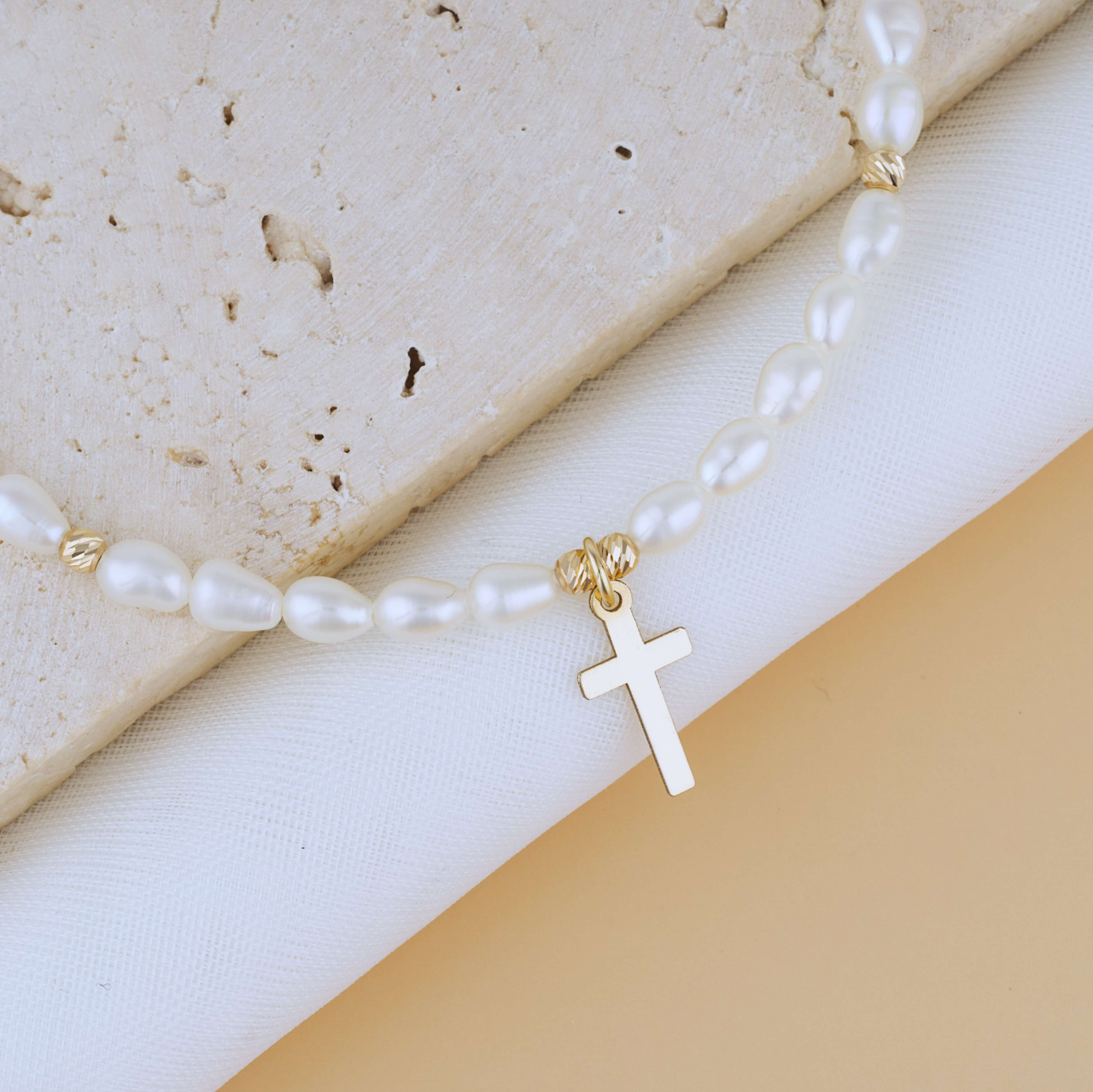 Colier din perle la baza gatului, pandativ crucriulita din aur 14K si bilute din aur de 14K 2.5mm [2]