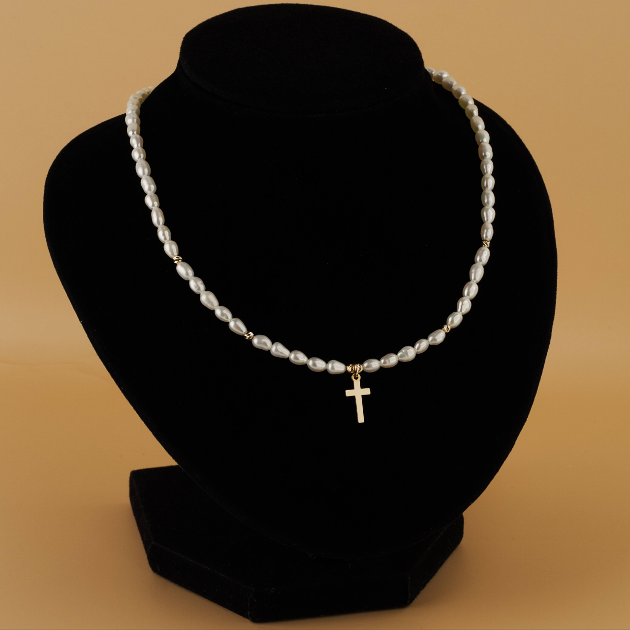 Colier din perle la baza gatului, pandativ crucriulita din aur 14K si bilute din aur de 14K 2.5mm [4]