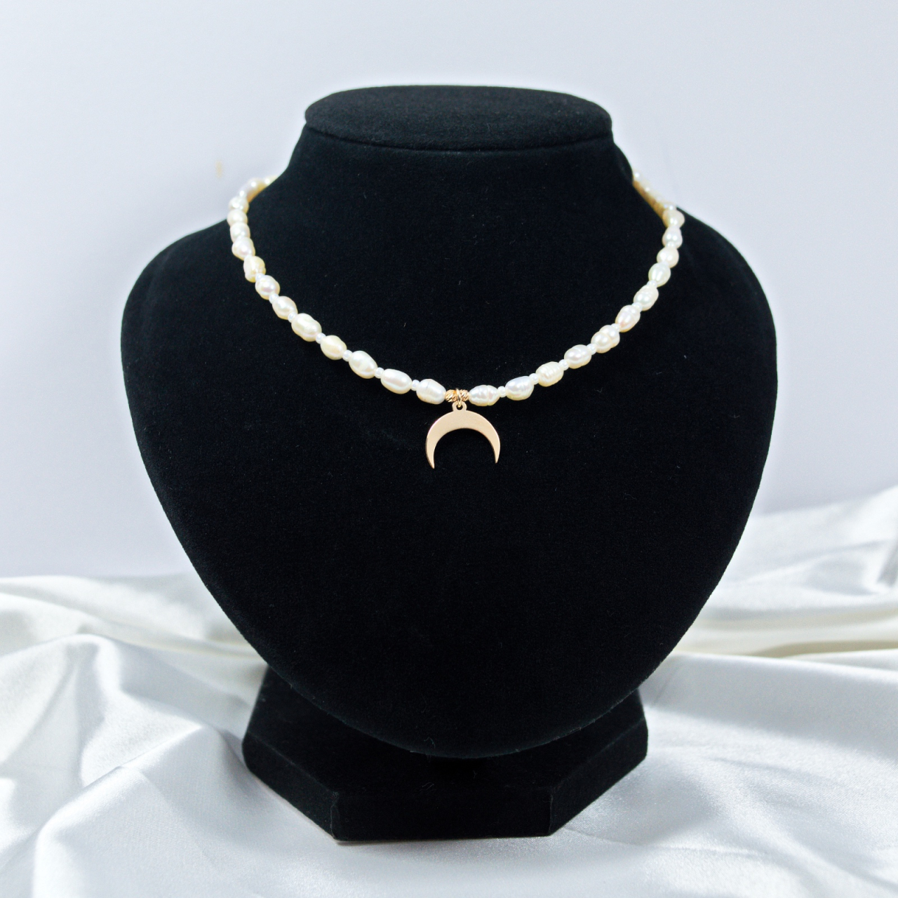Colier cu perle de cultura, bilute striate din aur si pandantiv semi-luna din aur 14K [2]