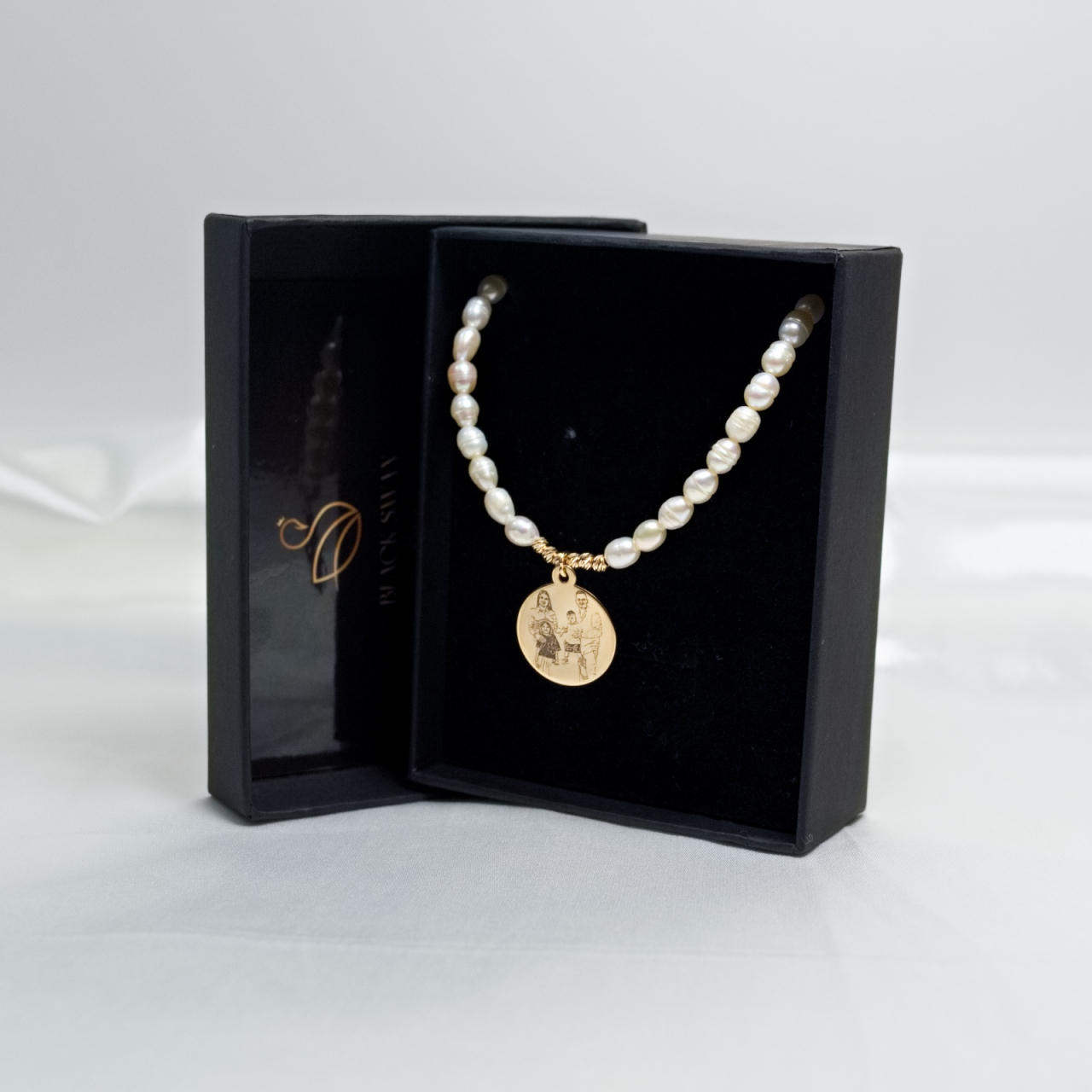 Colier perle naturale cu medalion din aur 14K personalizat cu poza [6]