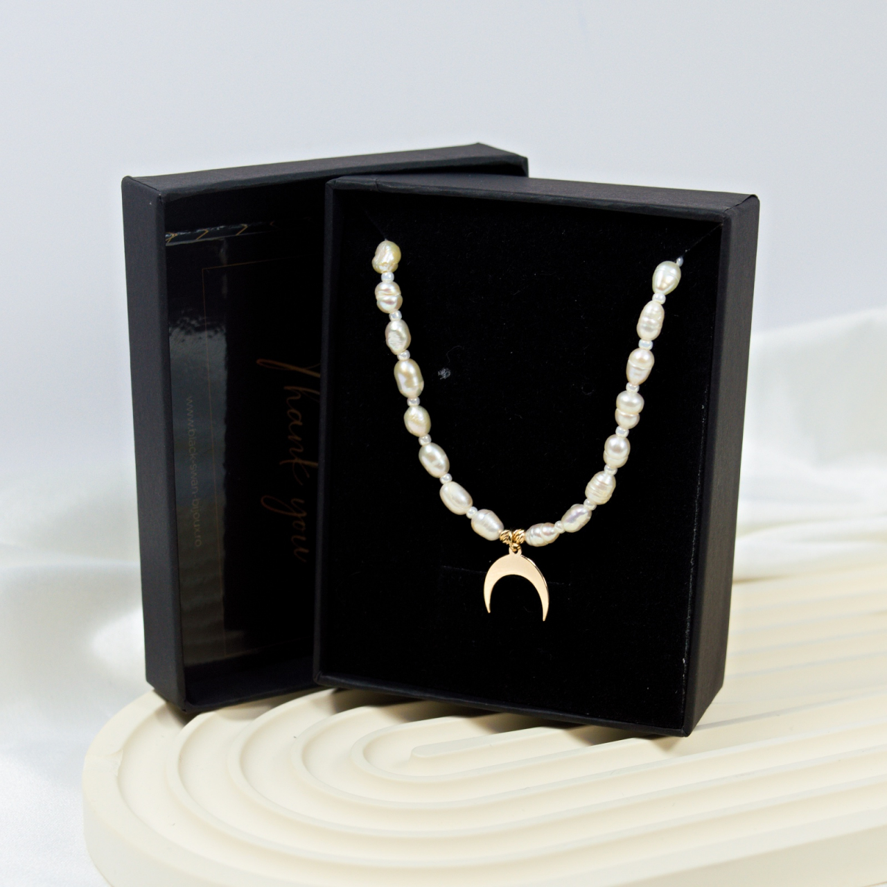 Colier cu perle de cultura, bilute striate din aur si pandantiv semi-luna din aur 14K [6]