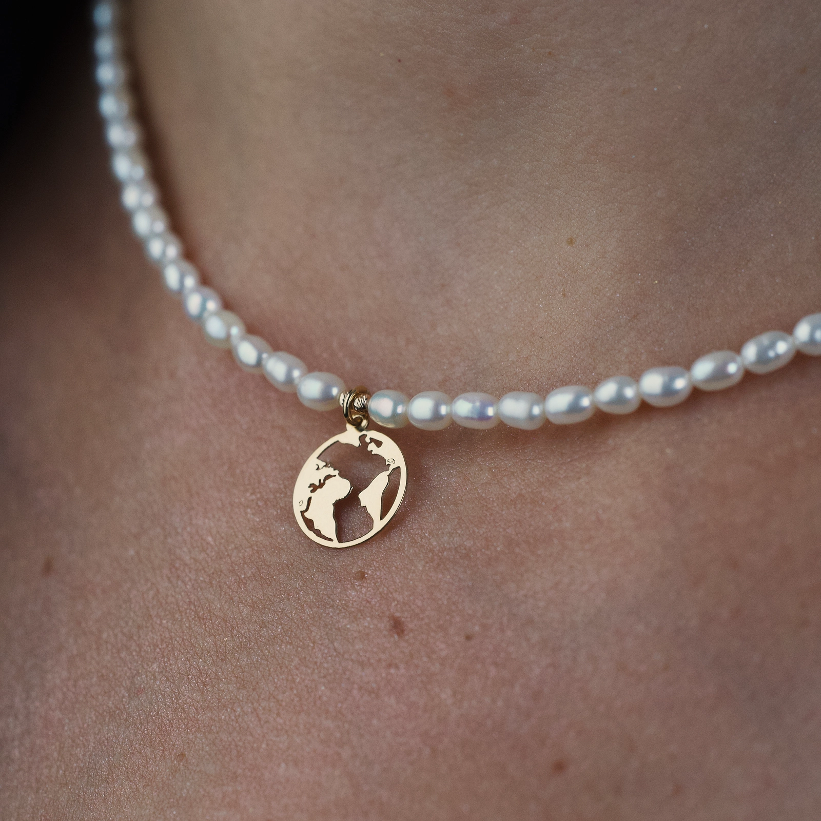 Colier din perle naturale si pandantiv globul pamantesc din Aur 14K- Perle mici dim. 3-4 mm - Copie [2]