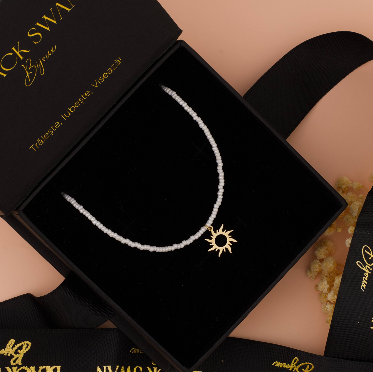 Colier tip choker la baza gatului cu margele Toho albe 2 mm si pandantiv Soare din Aur 14K [5]