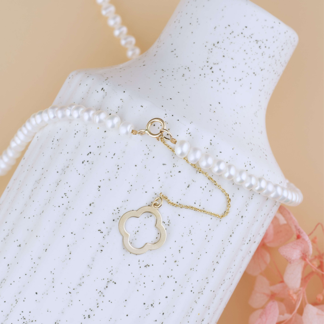 Colier perle albe de cultura cu pandantiv Clover / Trifoi pe extensie de lantisor din Aur 14K [2]