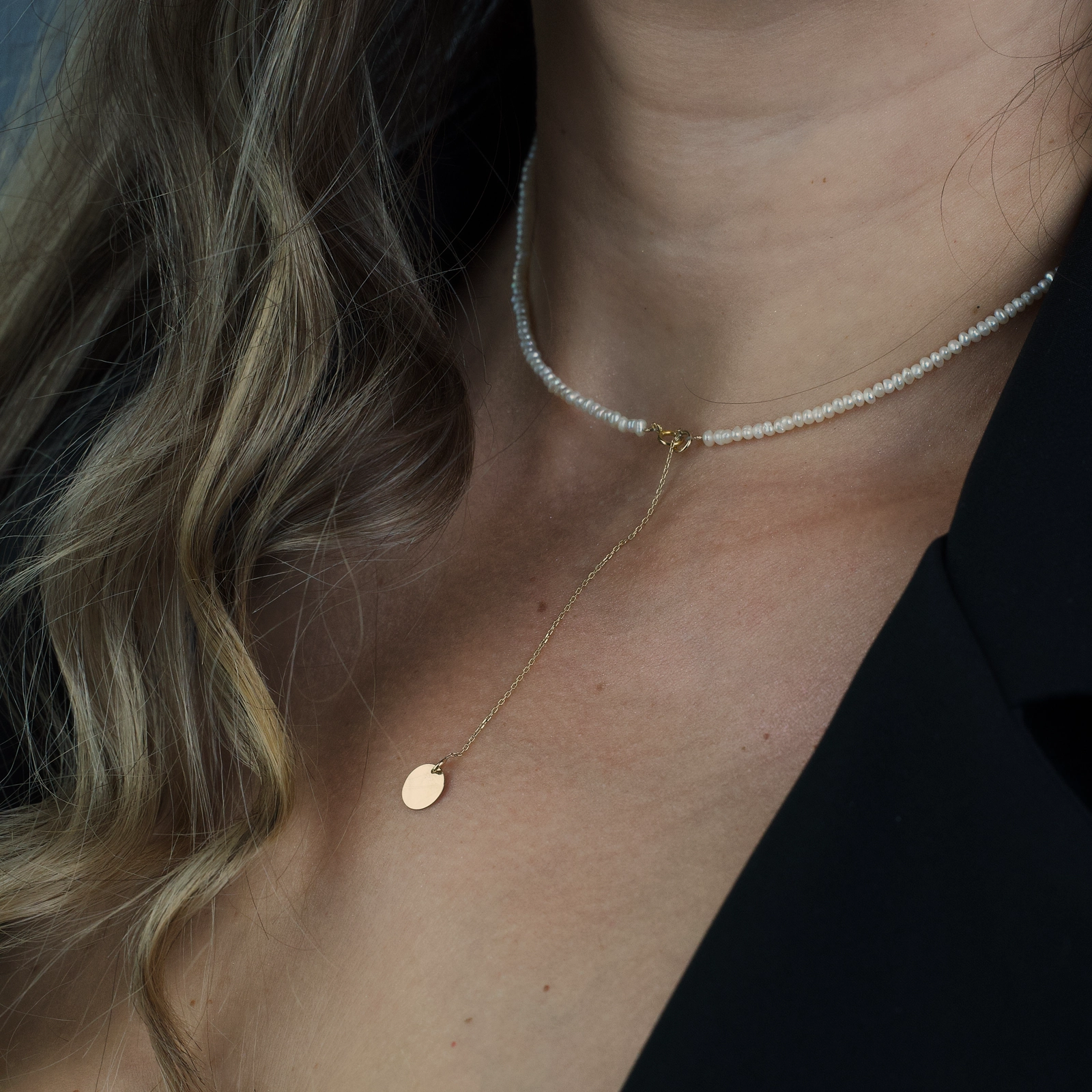 Colier perlute mici si pandantiv banut din aur 14K 8 mm cu extensie de lantisor [4]