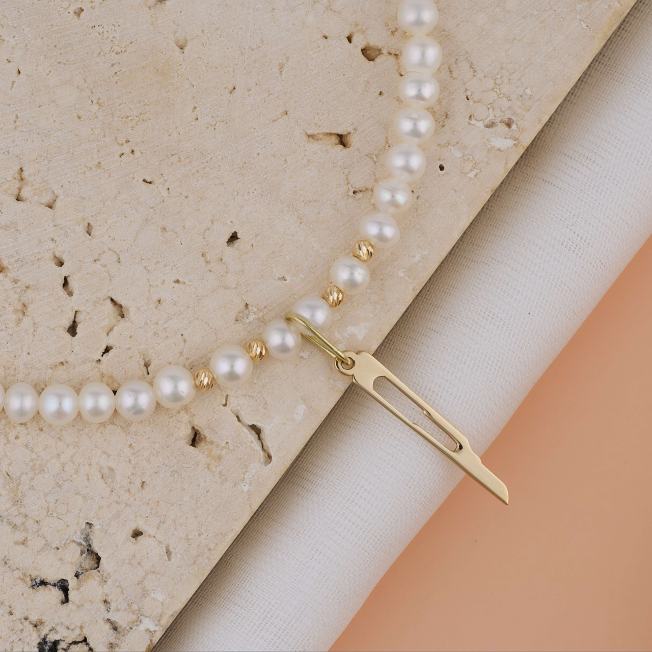 Colier perle naturale si pandantiv bisturiu inspired Aur 14K [4]