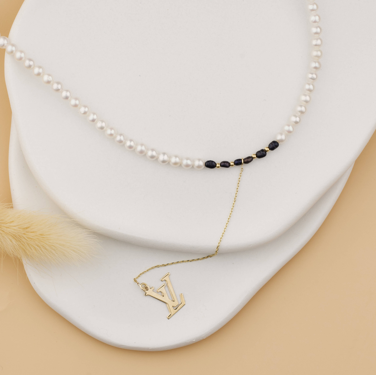 Colier perle albe de cultura cu pandantiv LV pe extensie de lantisor si bilute striate din Aur 14K [3]