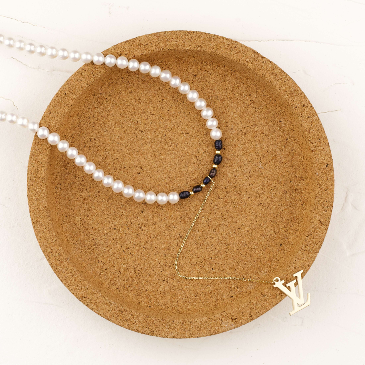 Colier perle albe de cultura cu pandantiv LV pe extensie de lantisor si bilute striate din Aur 14K [2]