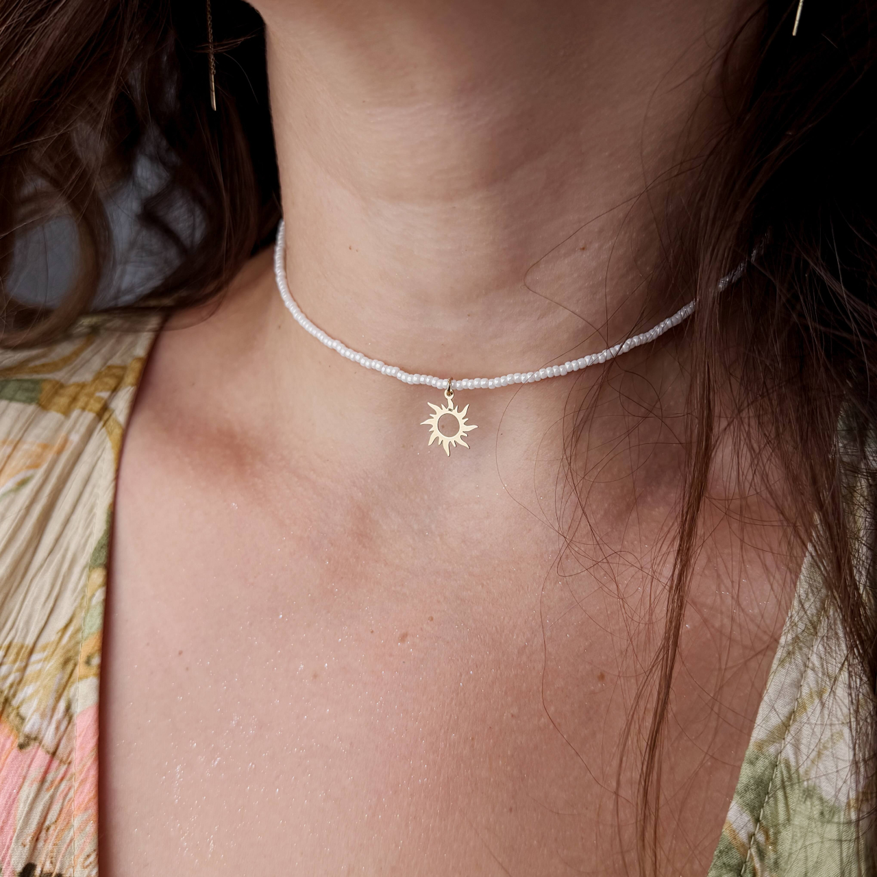 Colier tip choker la baza gatului cu margele Toho albe 2 mm si pandantiv Soare din Aur 14K [3]