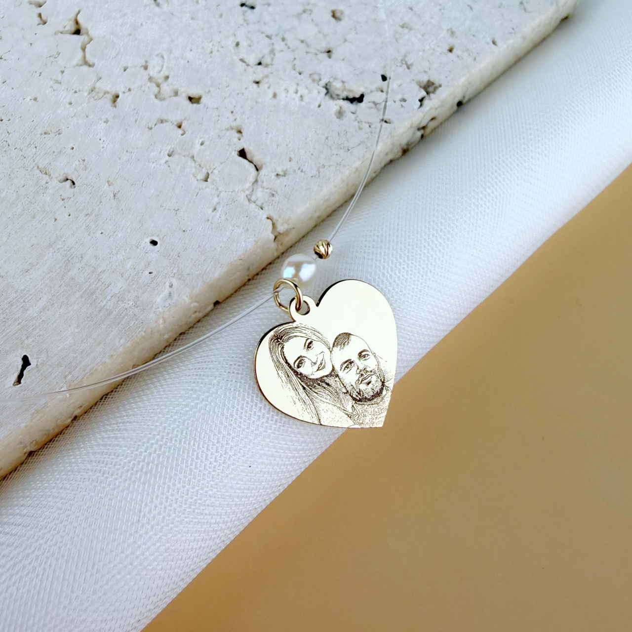 Lantisor cu fir transparent si medalion din aur inima gravat cu poza [5]