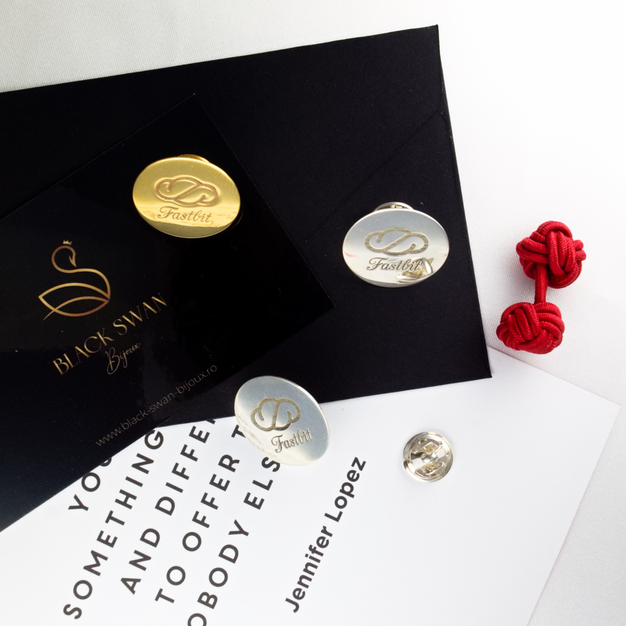 Pin rotund pentru sacou personalizat cu logo firma  - Argint 925 suflat cu Aur 14K [3]
