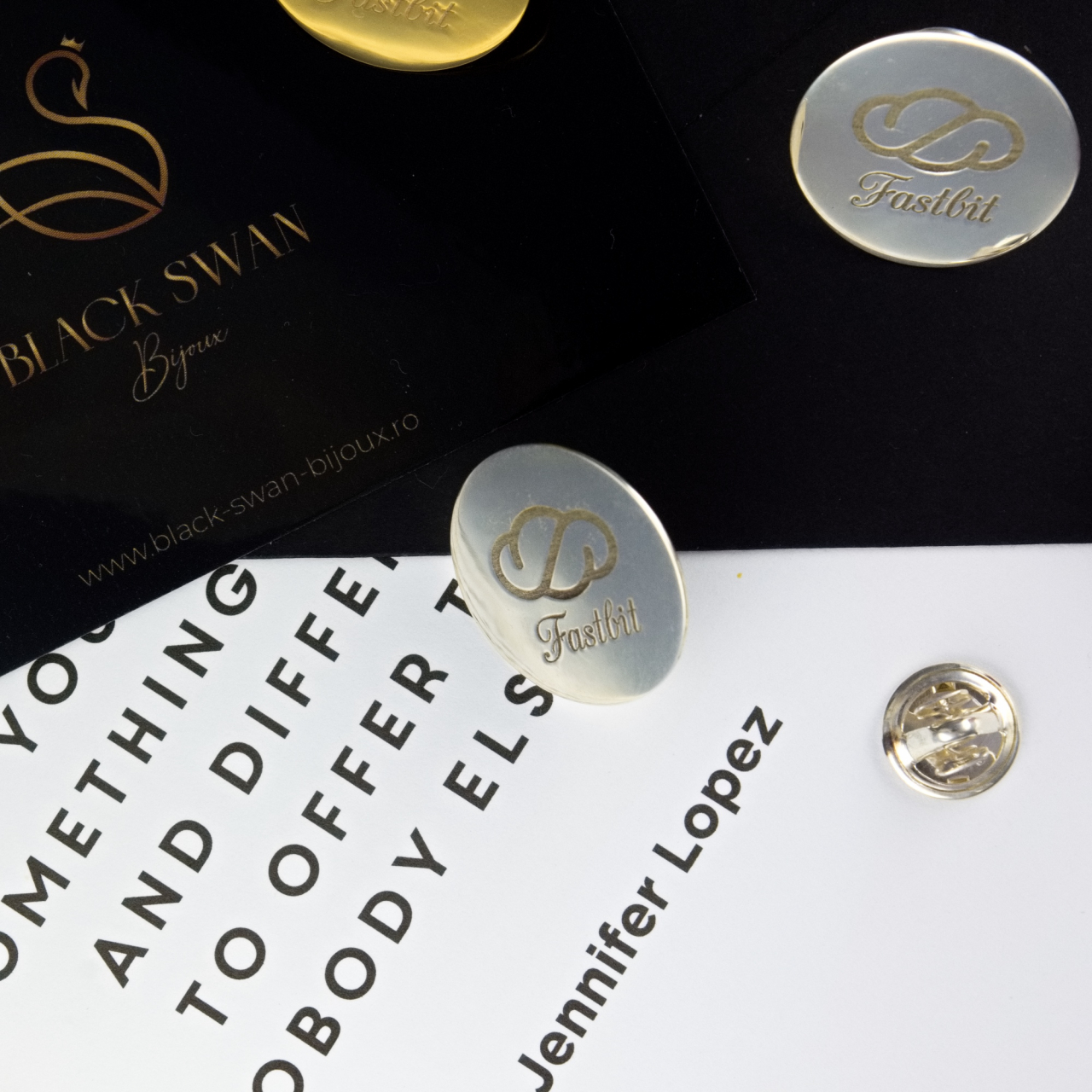 Pin rotund pentru sacou personalizat cu logo firma  - Argint 925 suflat cu Aur 14K [4]