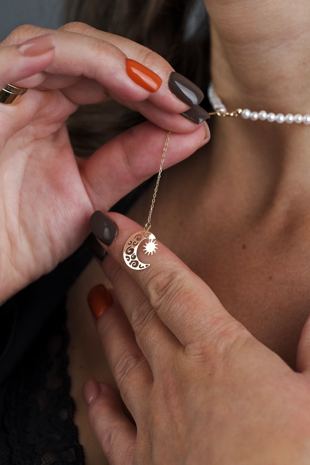 Colier perle naturale rotunde si pandantiv extensie lantisor Eclipsa/ Semiluna din Aur 14K [5]