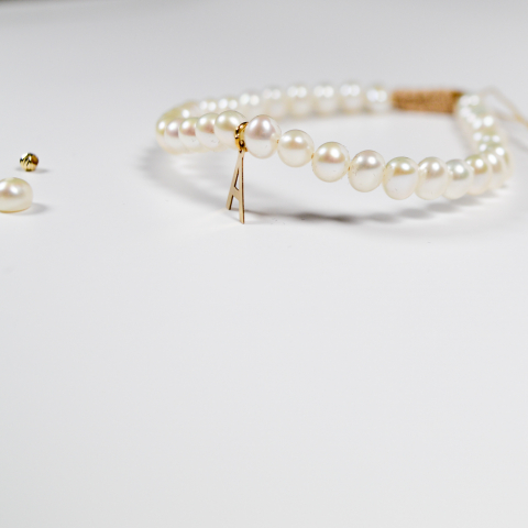 Bratara reglabila cu perle de cultura, litera din aur cu za si bilute din aur 2.5 mm 14K [4]