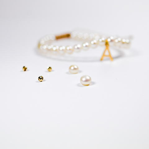 Bratara reglabila cu perle de cultura, litera din aur cu za si bilute din aur 2.5 mm 14K [3]