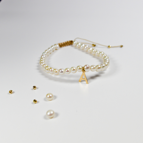 BRĂȚĂRI - Bratara reglabila cu perle de cultura, litera din aur cu za si bilute din aur 2.5 mm 14K
