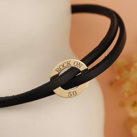 CADOURI - Bratara Cadou 50 de Ani pentru Barbati din Piele Naturala si Disc din Aur 14K gravat "Rock On 50" - Reglabila