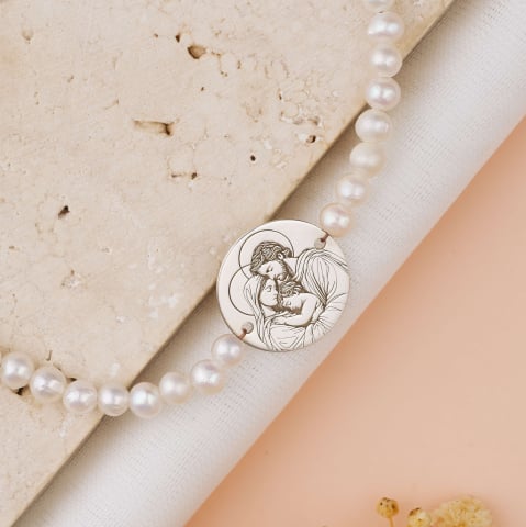 CADOURI - Bratara din perle si banut 18 mm gravat icoana Sfanta Familie din Argint 925 / Argint placat cu Aur 18K