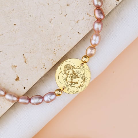 CADOURI - Bratara din perle roz si banut 18 mm gravat icoana Sfanta Familie din Argint 925 / Argint placat cu Aur 18K