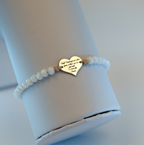 Bratari Onyx si banut din aur - Bratara hand made cu margele de sticla albe si inimioara din aur 14K - Mesaj gravat pentru fiica