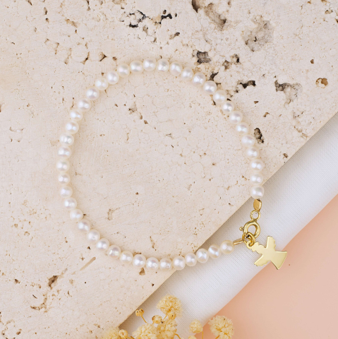 CADOURI - Bratara perle albe rotunde 4 mm si charm din Argint / Argint placat cu Aur 18K Ingeras