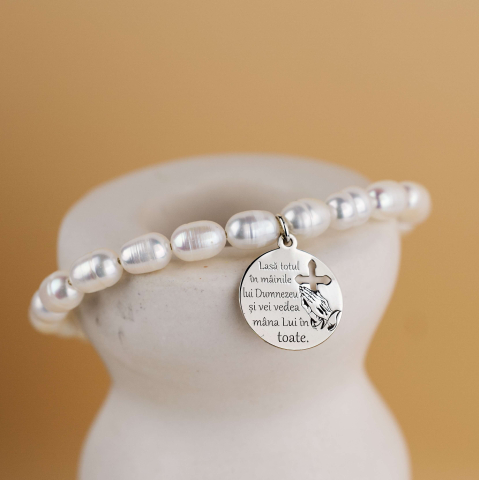 BRĂȚĂRI - Bratara perle de cultura albe si Banut Charm Argint - Mesaj Crestin