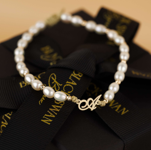 Bratari dama cu aur - Bratara din perle de cultura cu initiala nume Aur 14K si bilute striate din Aur 14K