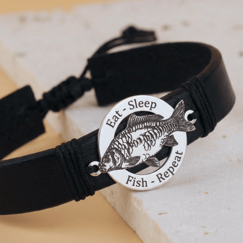 AUR - Bratara piele barbati cu banut Argint si Crap Oglinda Gravat - Cadou Pescari