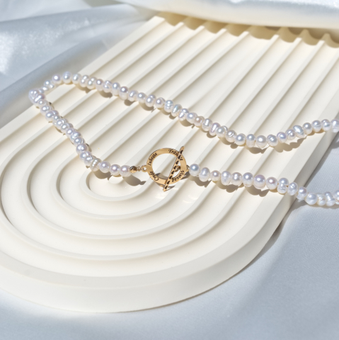 Colier perle naturale - Colier din perle albe de cultura si disc din aur 14K cu inchidere tip clestisor