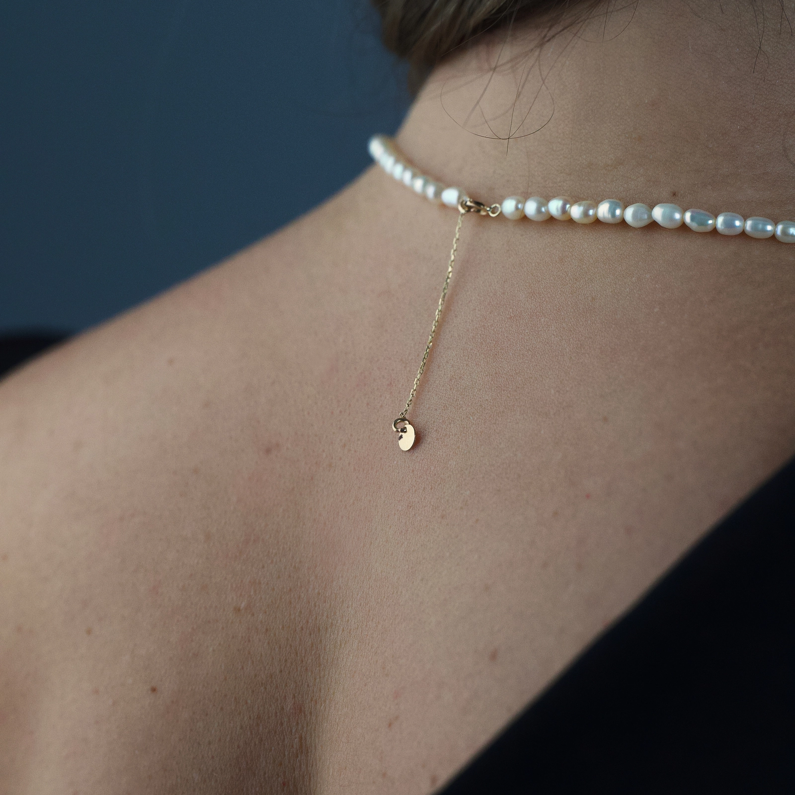 Colier simplu perle mici de cultura cu extensie lantisor si banut din Aur 14K - [1]